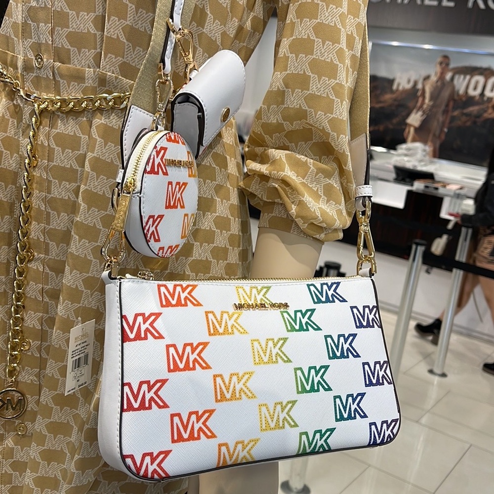MICHAEL KORS
Jet Set Logo Crossbody Bag with Case for Apple
AirPods Pro

NWT - Picture 14 of 16